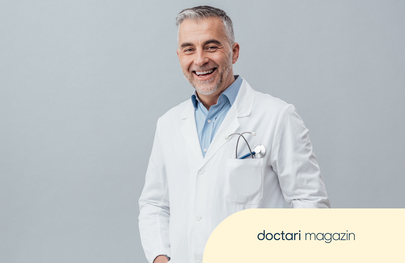 Wie verdient man als Chefarzt mehr Geld? Ein reifer Arzt im weißen Kittel lächelt in die Kamera.
