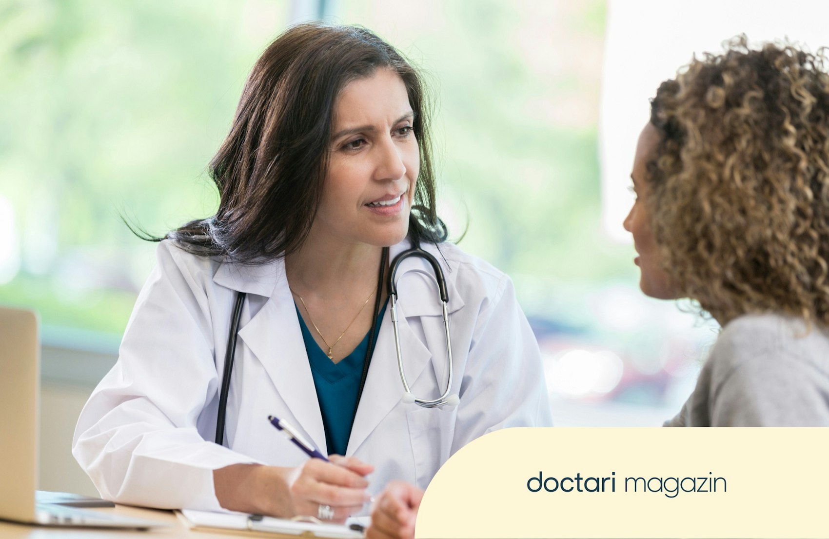 Eine dunkelhaarige Ärztin im Gespräch mit einer Patientin.