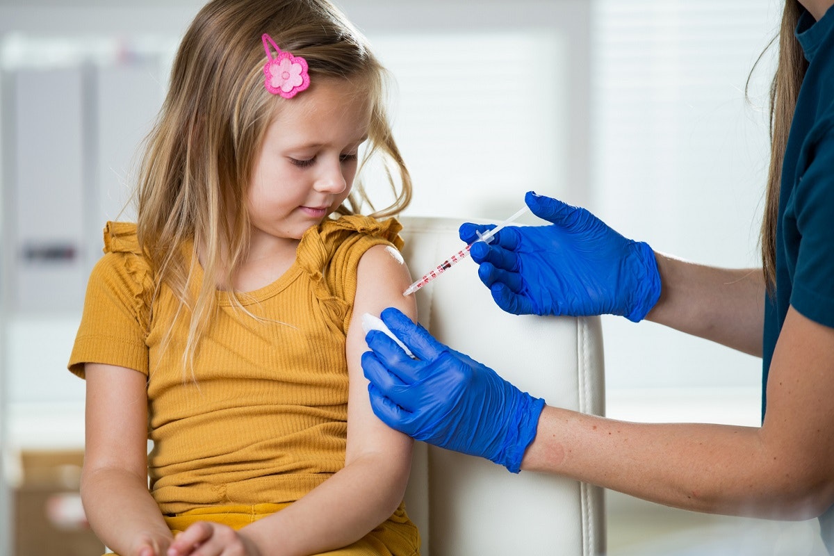 Ein kleines Mädchen wird in den Arm geimpft.