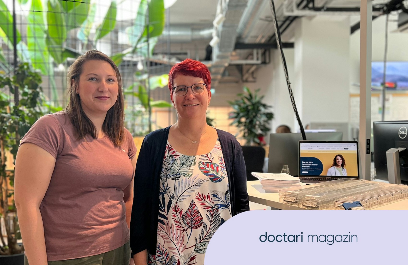 Jenny (links) und Sabrina arbeiten bei doctari in der Abteilung Arbeitssicherheit.