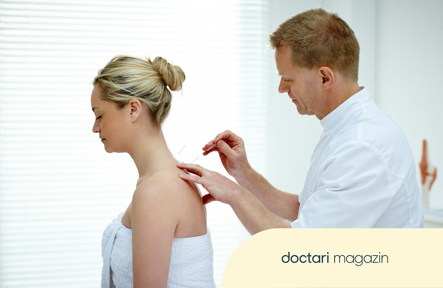 Arzt setzt Akupunkturnadeln bei Patientin.