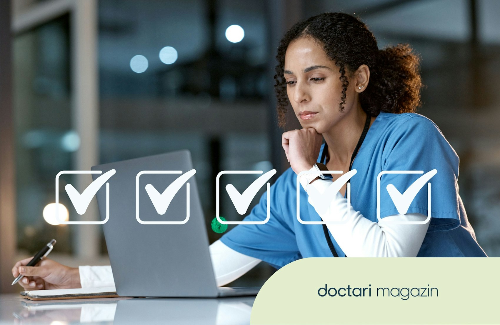 Junge Pflegefachkraft sitzt am Schreibtisch und blickt nachdenklich in einen Laptop.