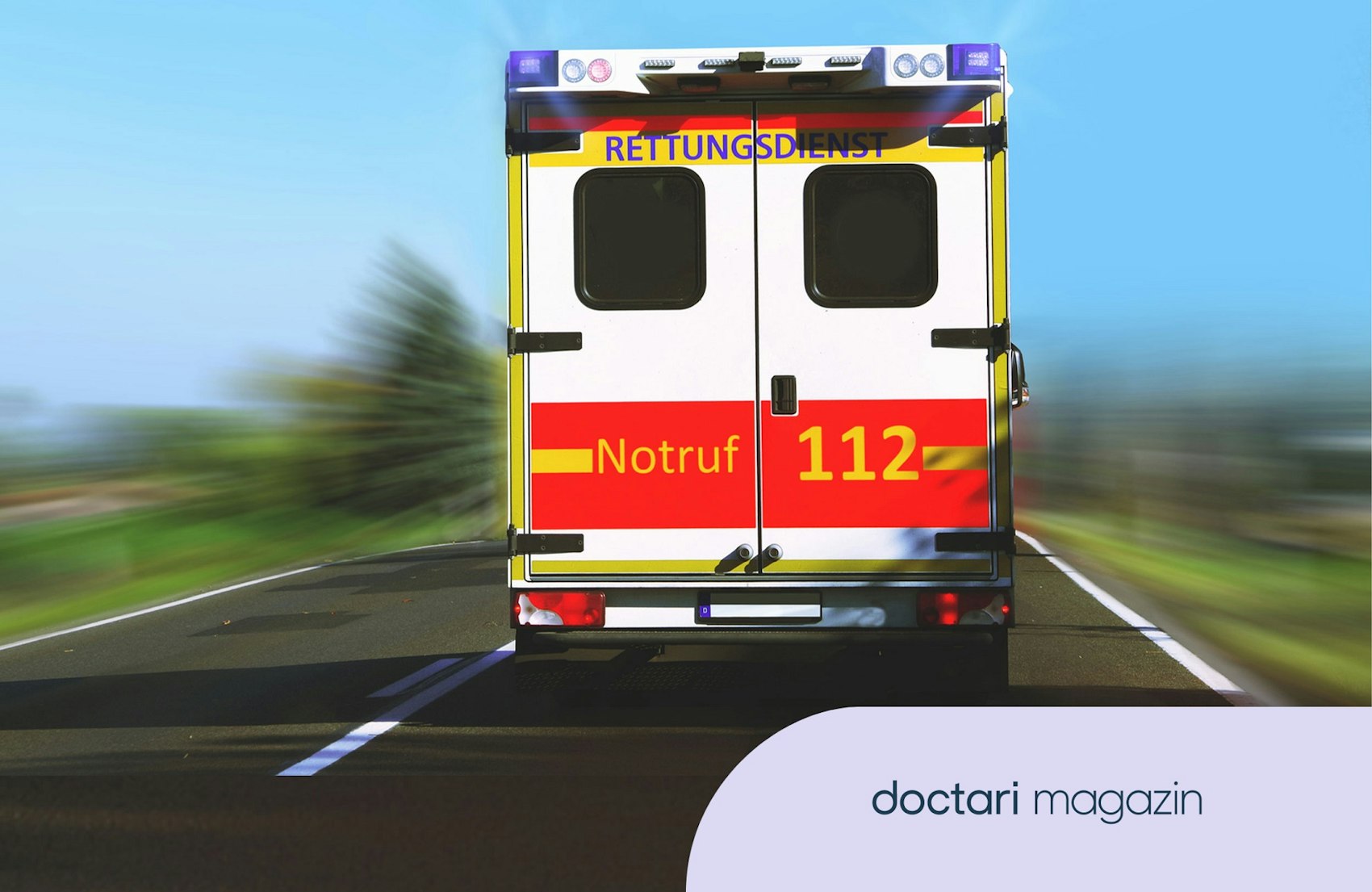 Ein Rettungswagen fährt auf einer Landstraße. Auf den Hecktüren steht "Notruf 112"