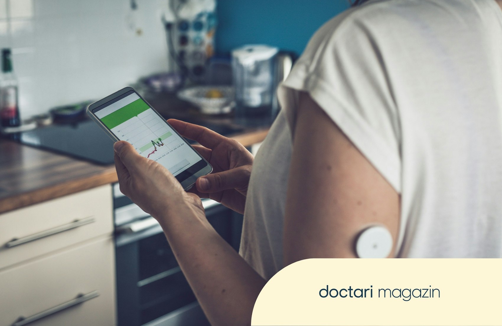 Eine Frau mit Diabetes kontrolliert ihren Glukosespiegel mit Hilfe einer App und einem Fernsensor.