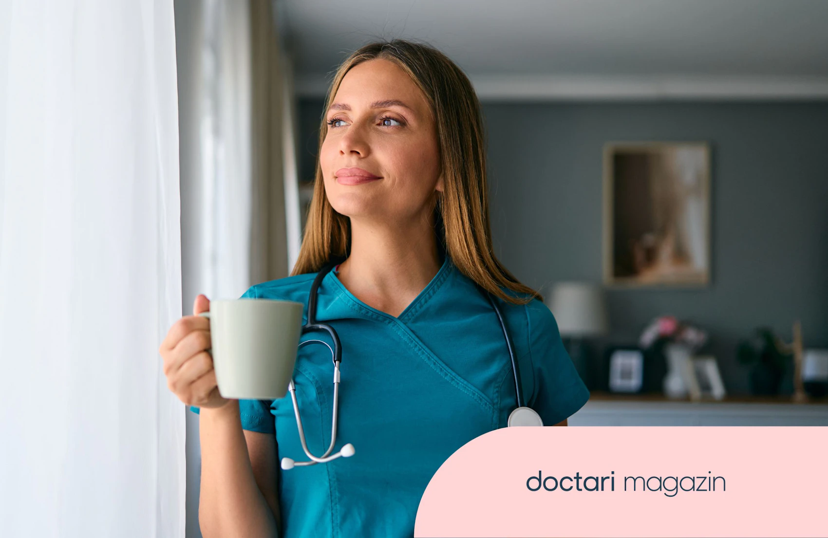 Eine Ärztin schuat entspannt aus dem Fenster