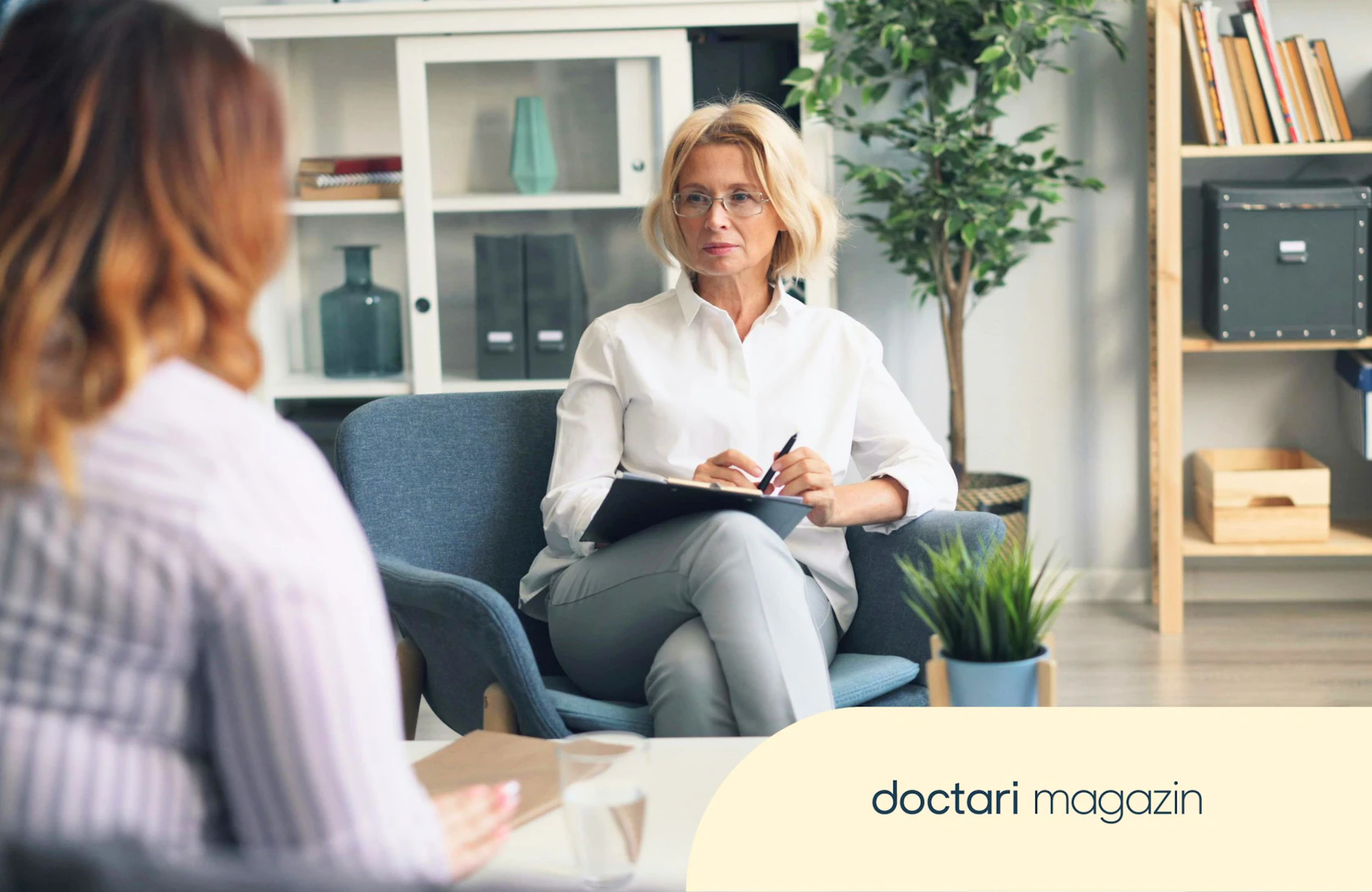 Eine Psychiaterin im Gespräch mit einer Jugendlichen
