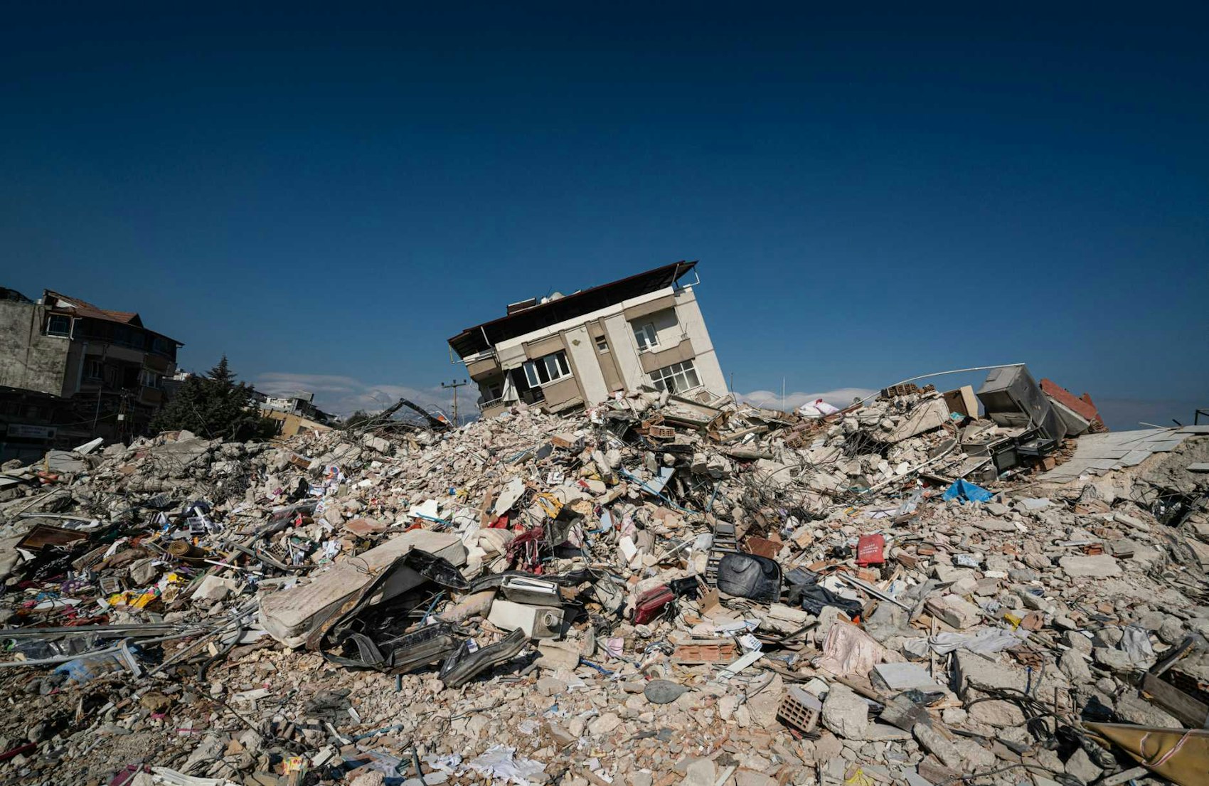 Ein durch ein Erdbeben zerstörtes Haus auf einem Schutthügel