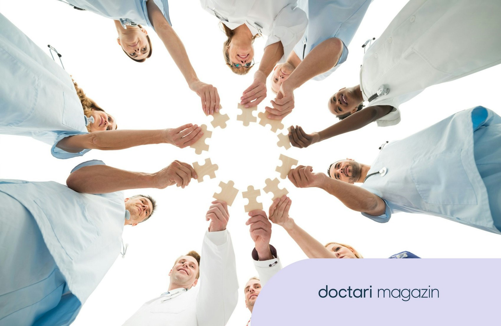 Zehn Ärztinnen und Ärzte stehen im Kreis und jeder hält ein Puzzleteil in der Hand.