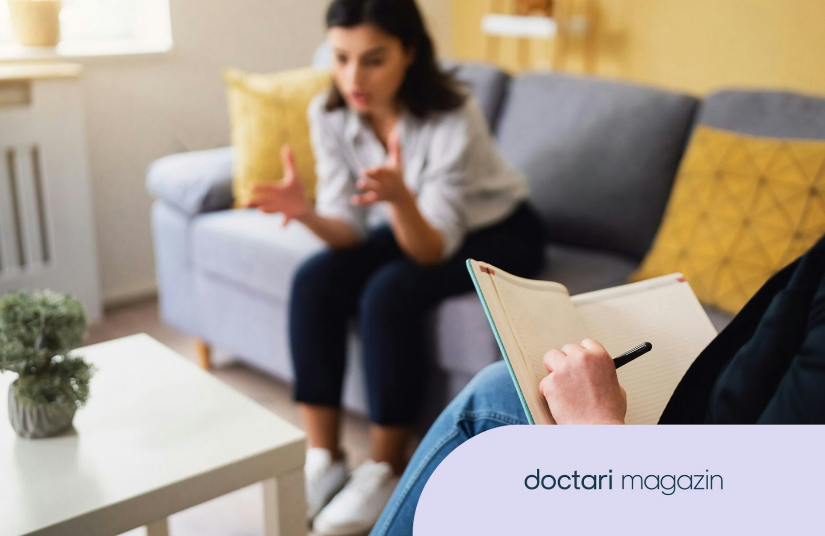 Eine junge Frau sitzt bei einem Psychotherapeuten auf einer Couch