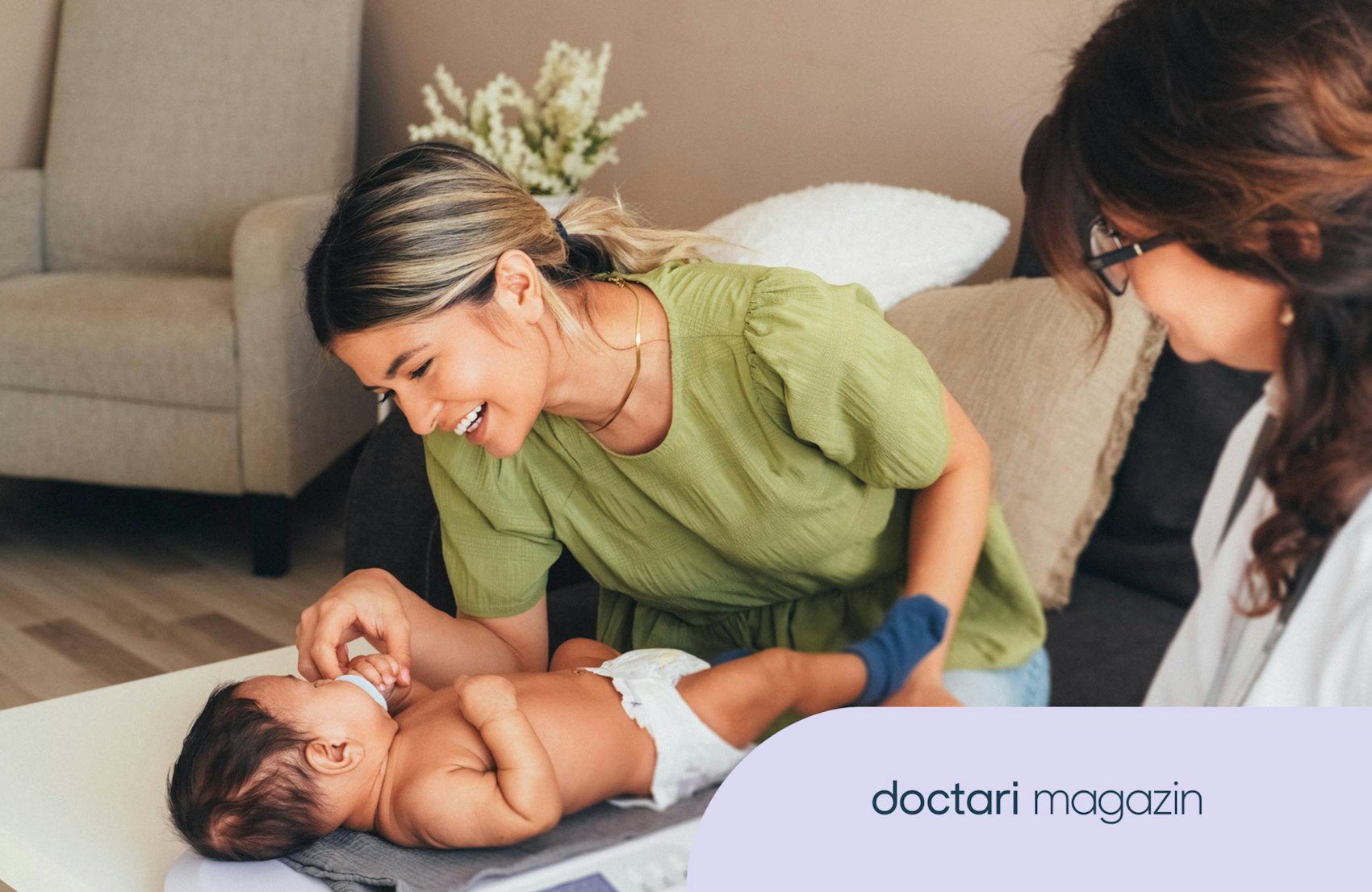 Mutter wiegt Baby, Hebamme schaut zu