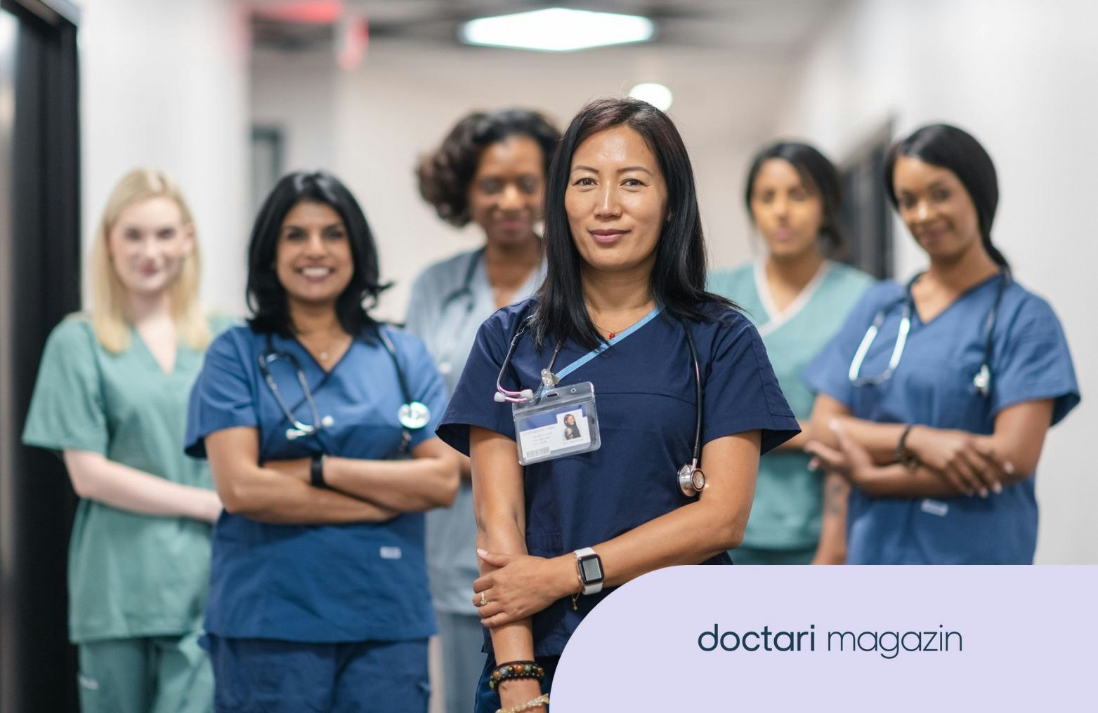 Sechs junge Ärztinnen blicken in die Kamera