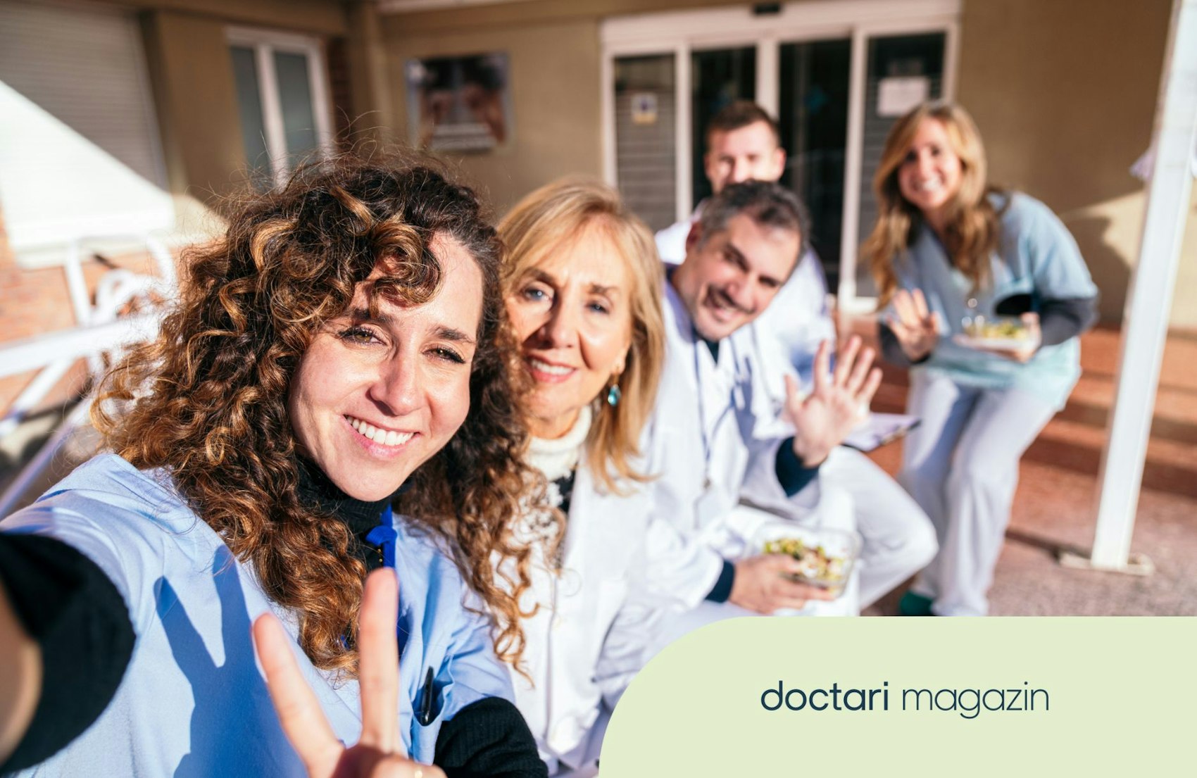 Pflegekräfte und Ärzte verbringen die Pause zusammen