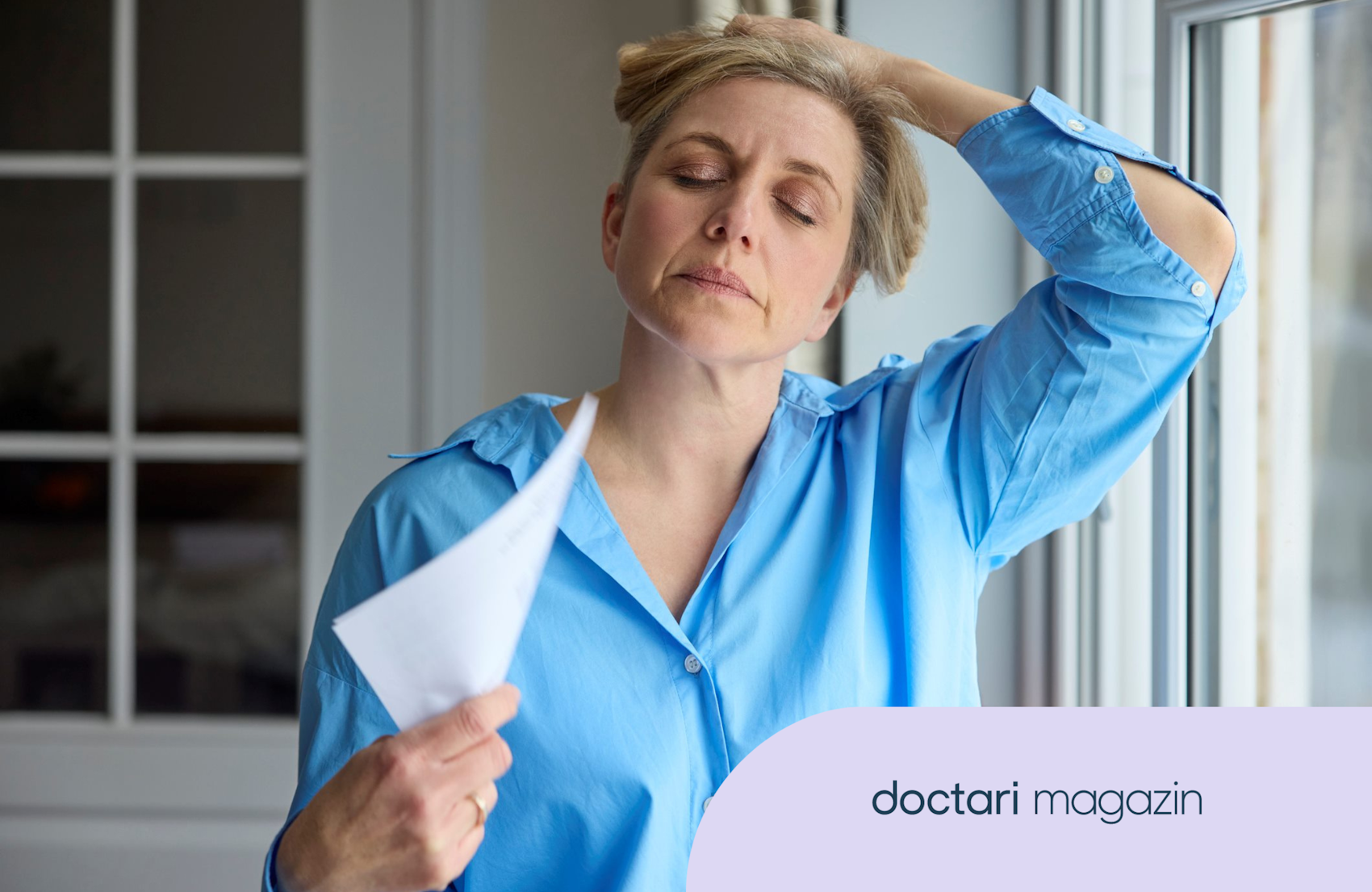 Frau fächelt sich Luft zu