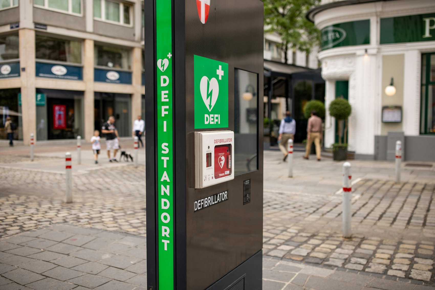 Ein AED an einem öffentlichen Platz