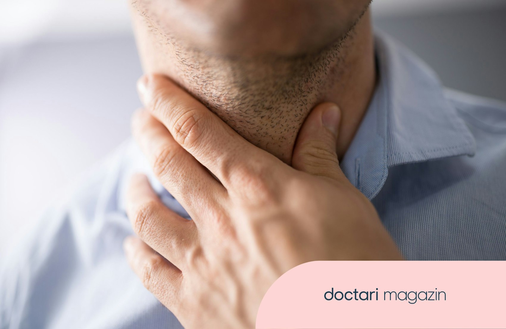 Ein Mann fasst sich an den Kehlkopf