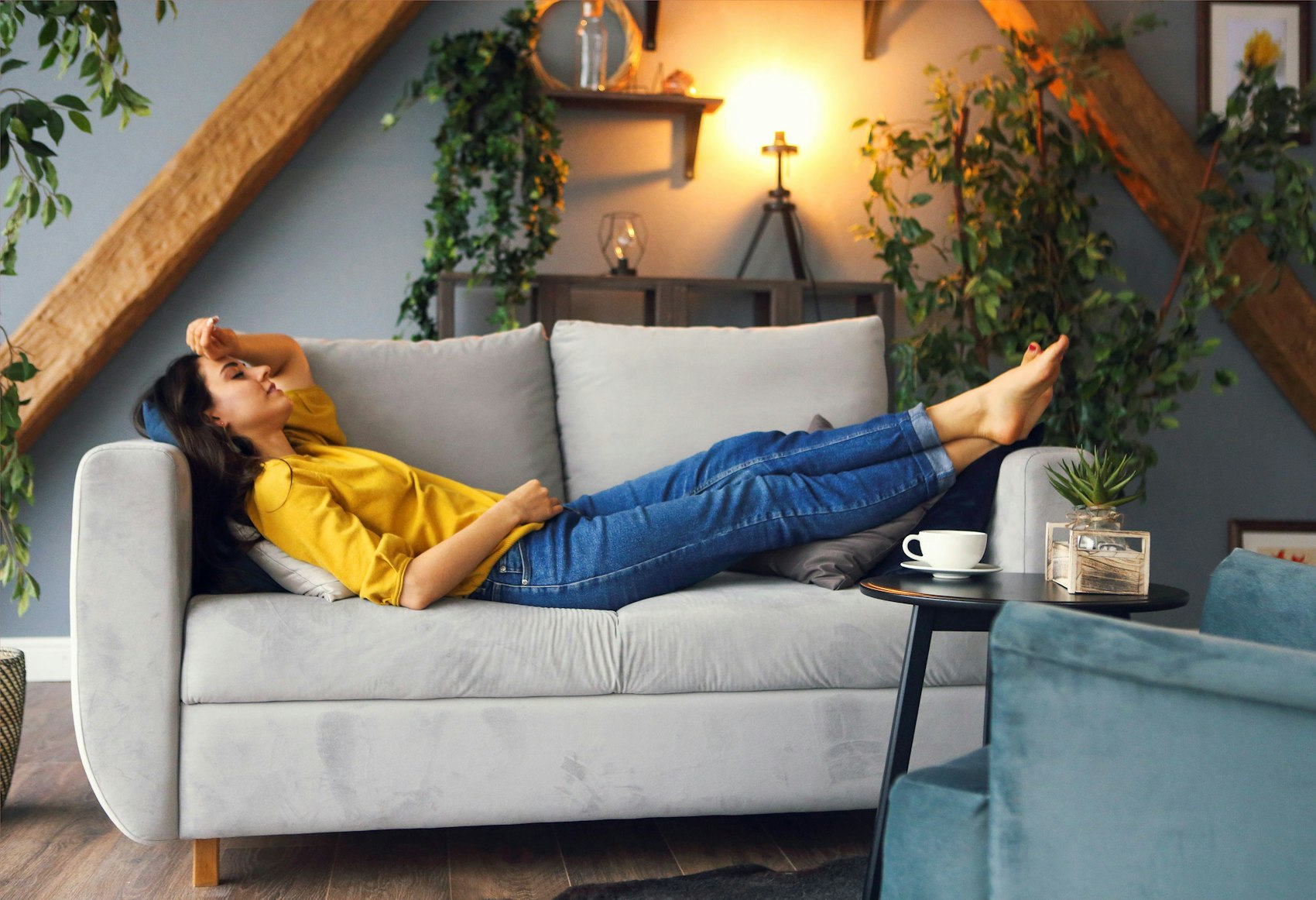 Eine Frau ruht sich auf der Couch aus