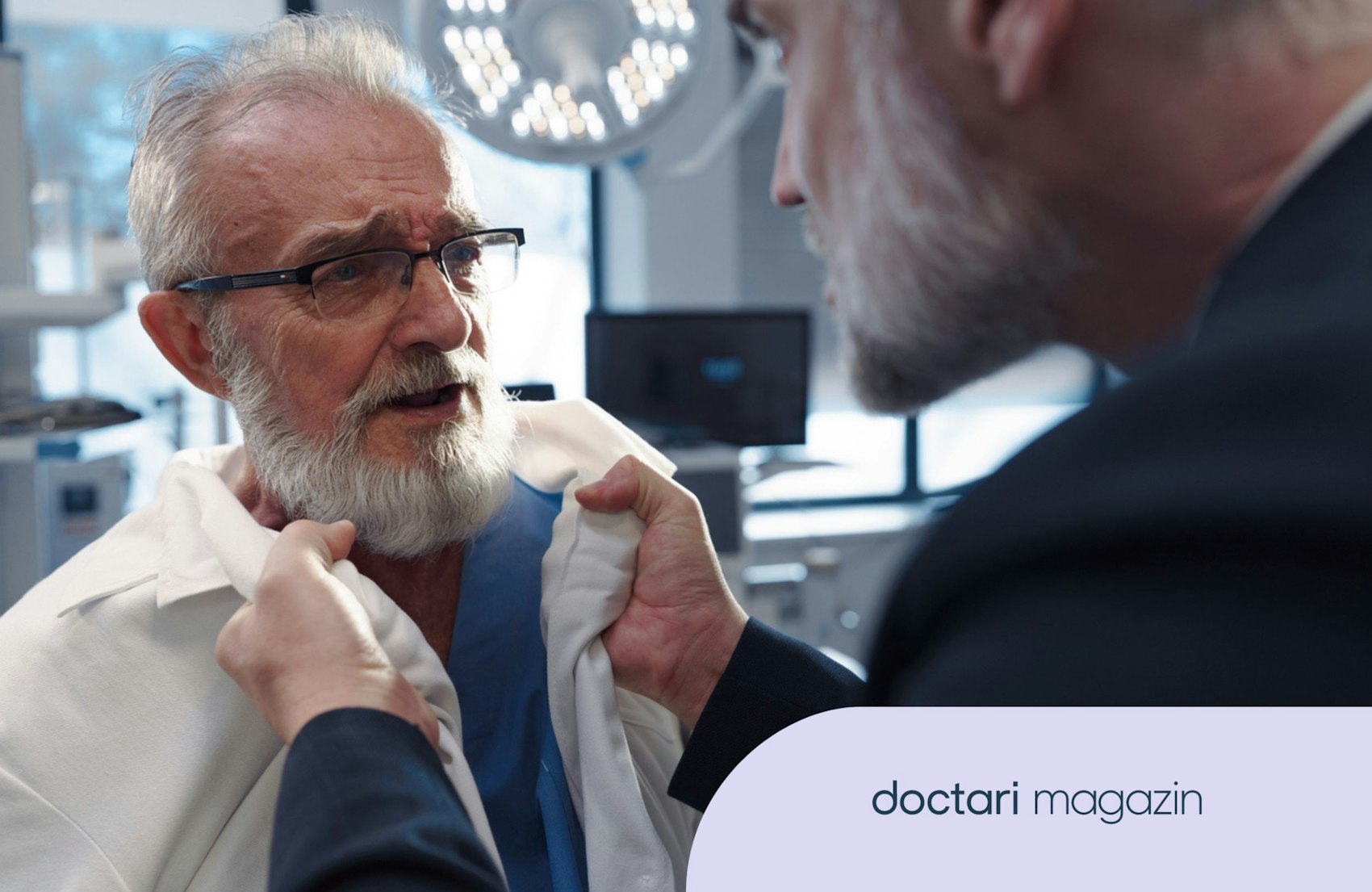 Ein Mann packt einen älteren Arzt aggressiv am Kragen