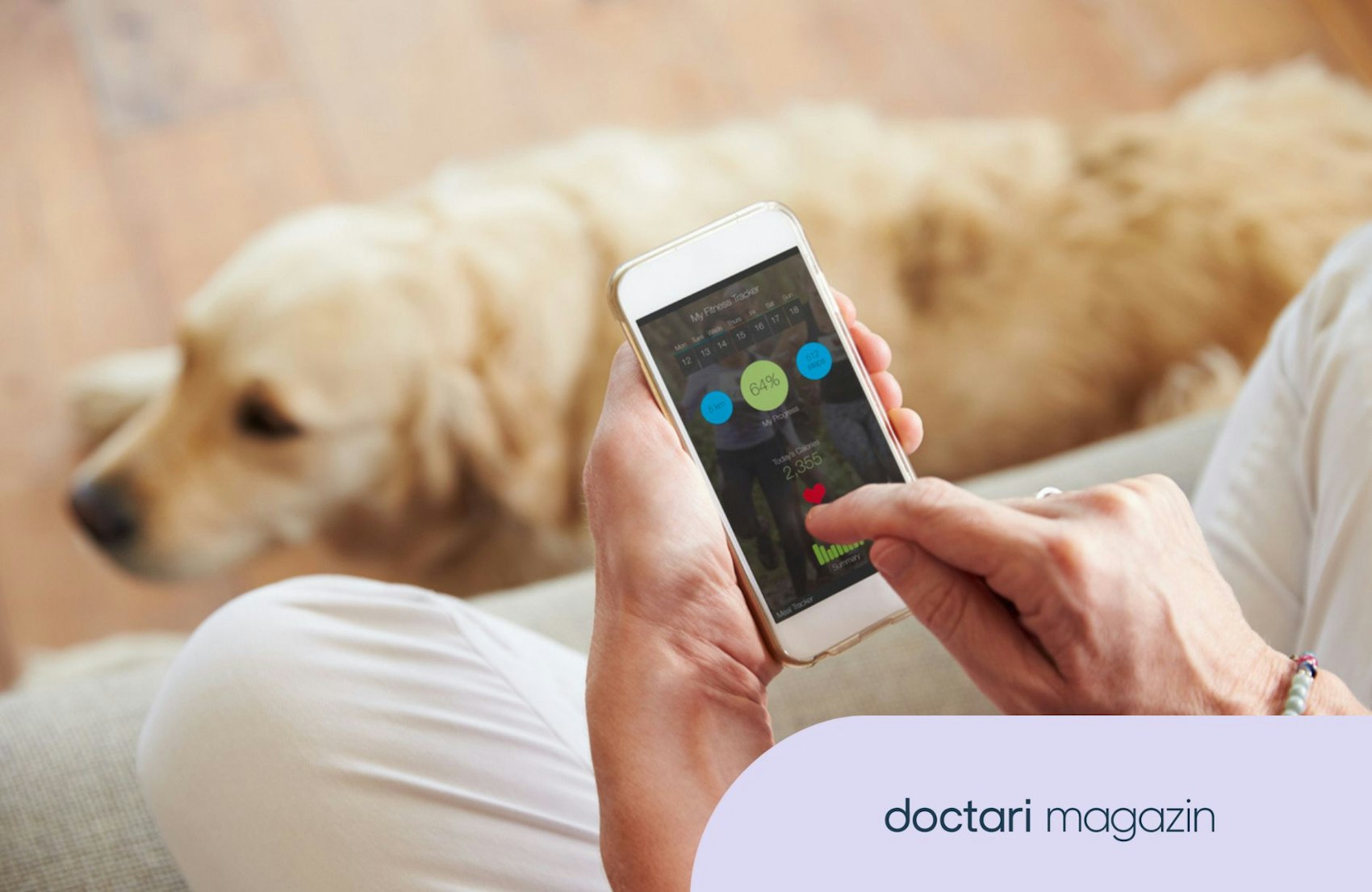 Eine Frau blickt auf ein Smartphone und checkt ihre Gesundheitsdaten.