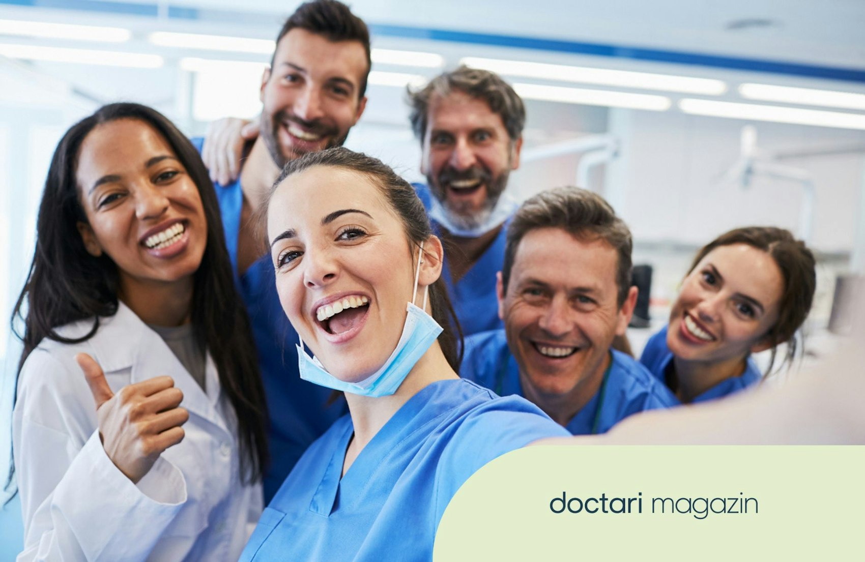 Ein fröhliches Team aus Pflegekräfte zeigt, wie gut Zusammenhalt tut.