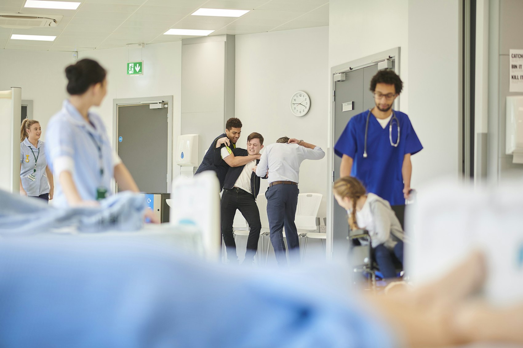 Ein Patient in einem Krankenhaus wird handgreiflich