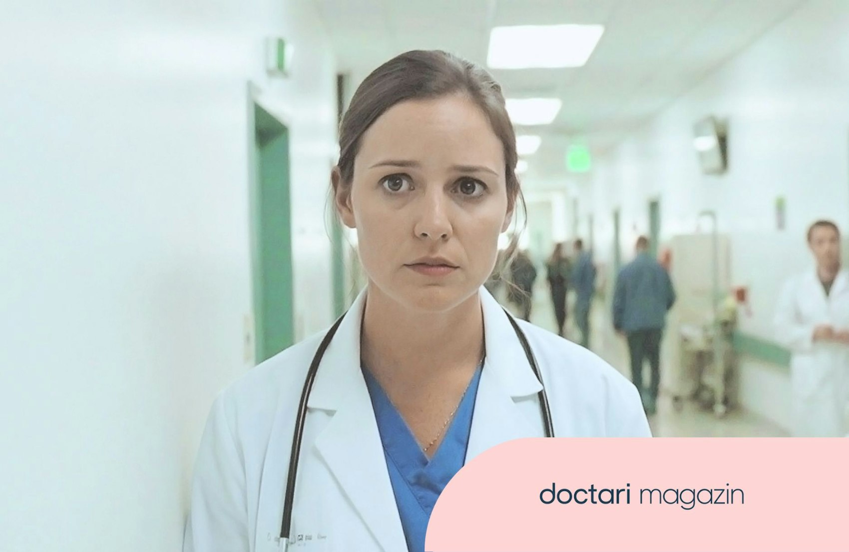 Eine Ärztin lehnt an der Wand und schaut betroffen