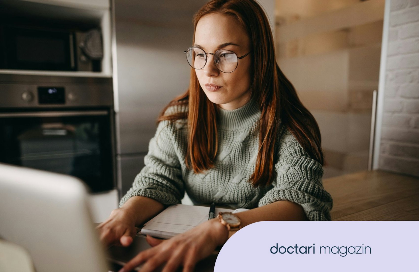 Junge Frau sucht im Internet nach Antworten zu Gesundheitsfragen