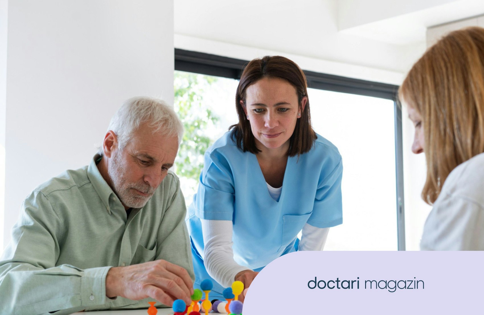 Ein Mann und eine Frau machen leichte, motorische Übungen, eine Schwester leitet sie an