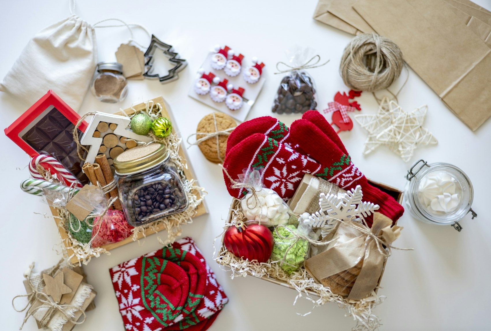 Viele kleine Dinge liegen bereit, um verpackt zu werden