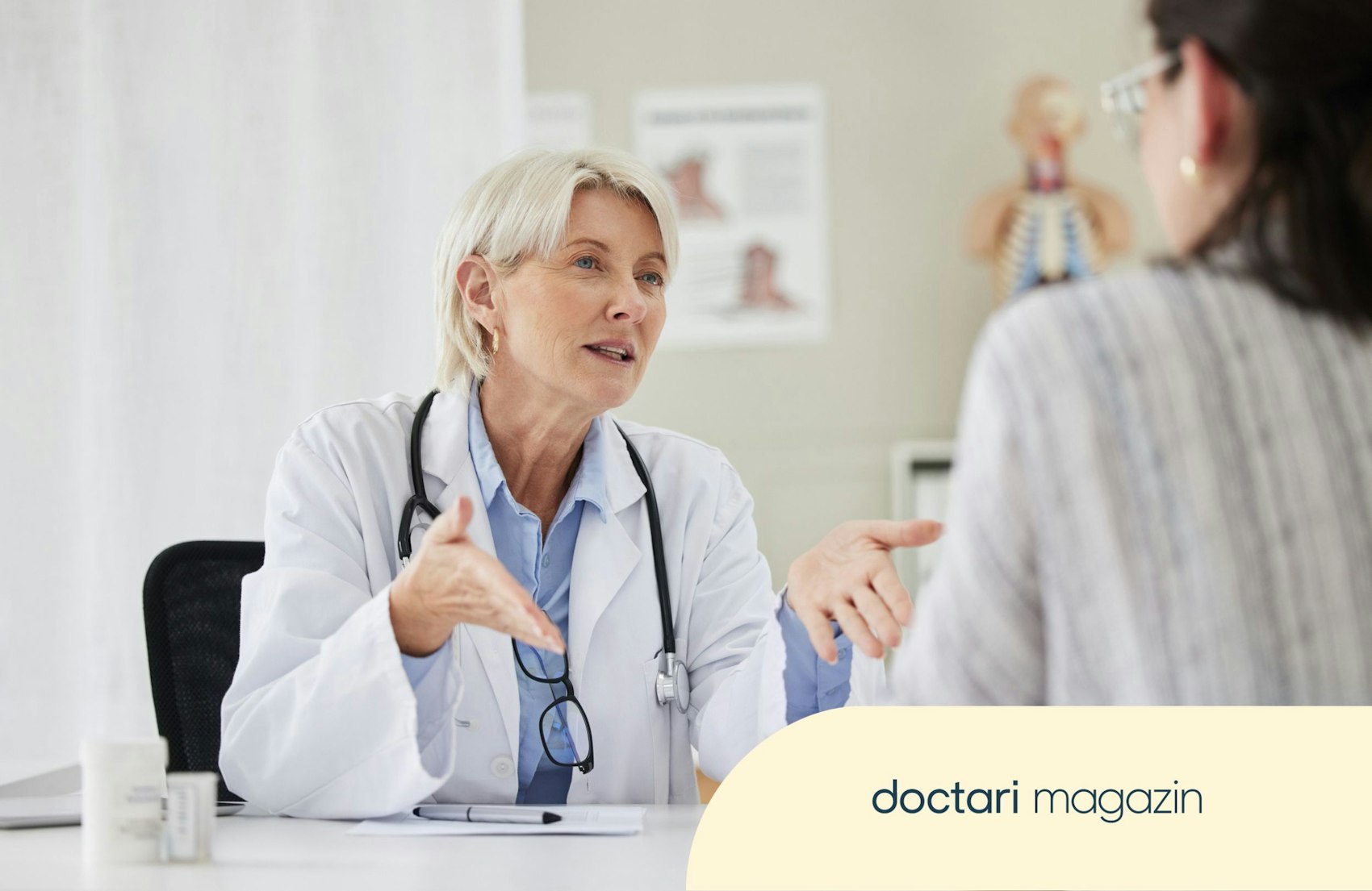 Eine Ärztin im Gespräch mit einer Patientin