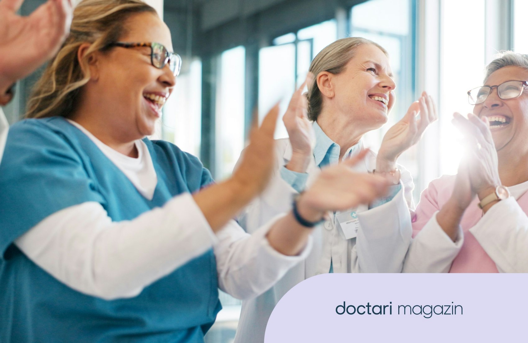 Applaudierende, lachende medizinische Fachkräfte