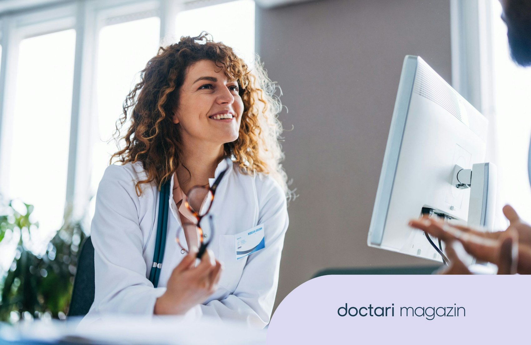 Eine Ärztin im Gespräch mit einem Mitarbeiter