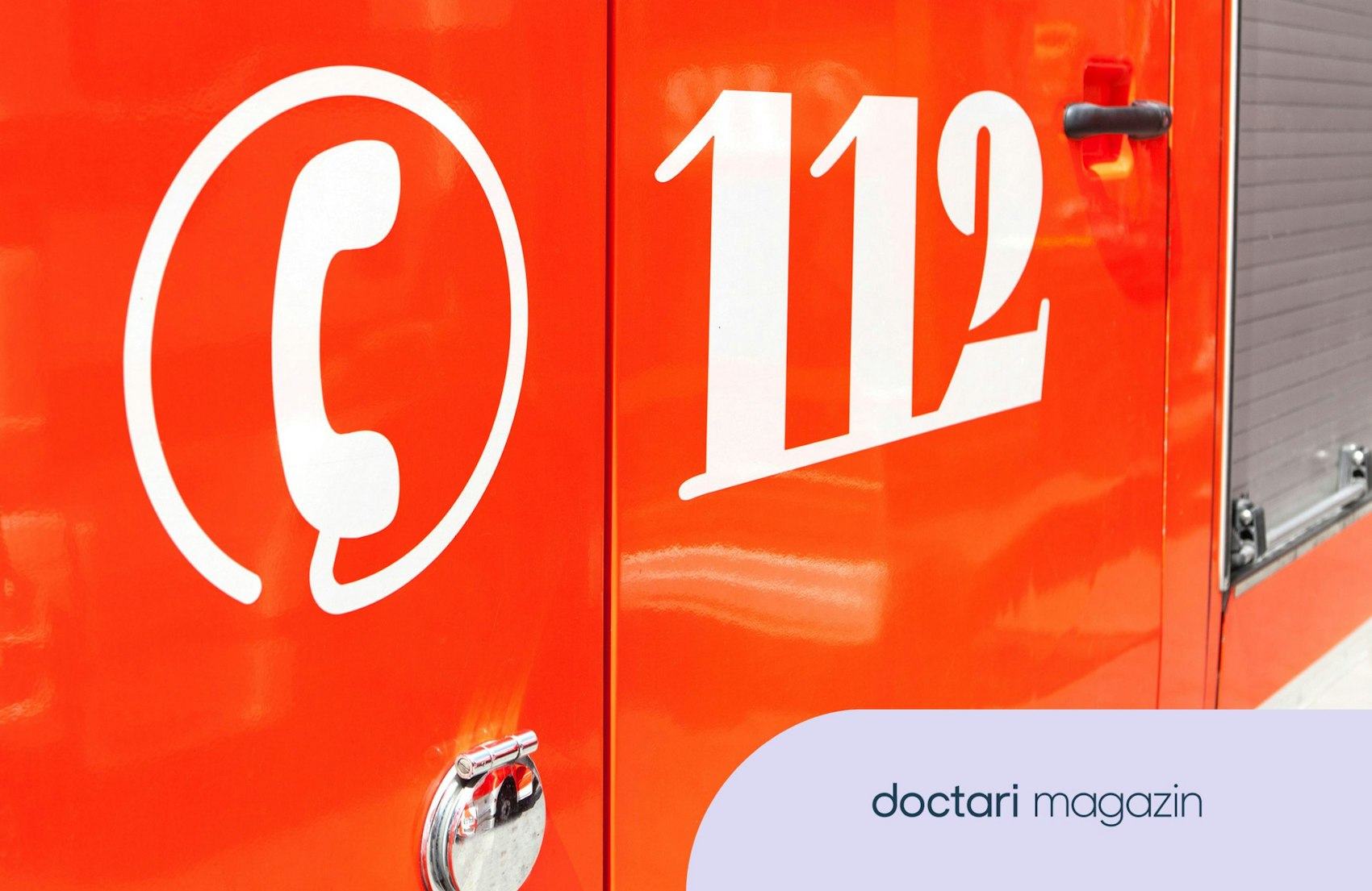 112 steht auf der Seite eines Rettungswagens