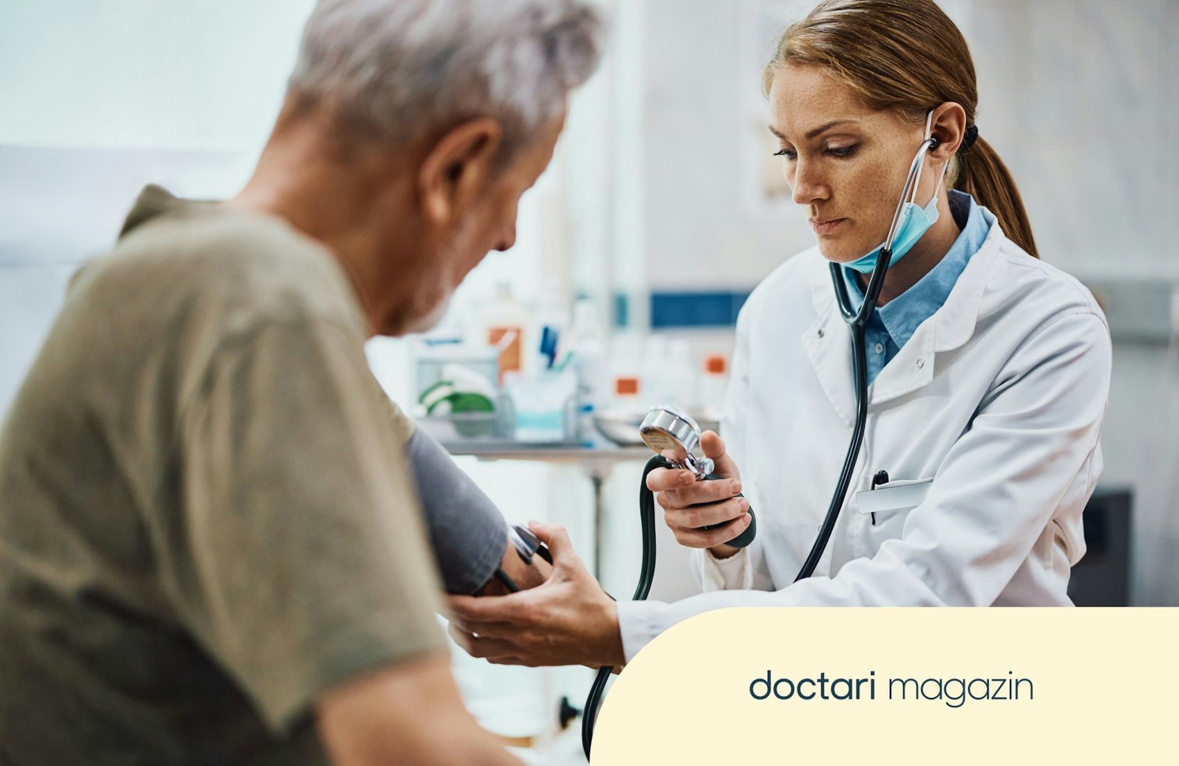 Ärztin misst bei älterem Patienten den Blutdruck