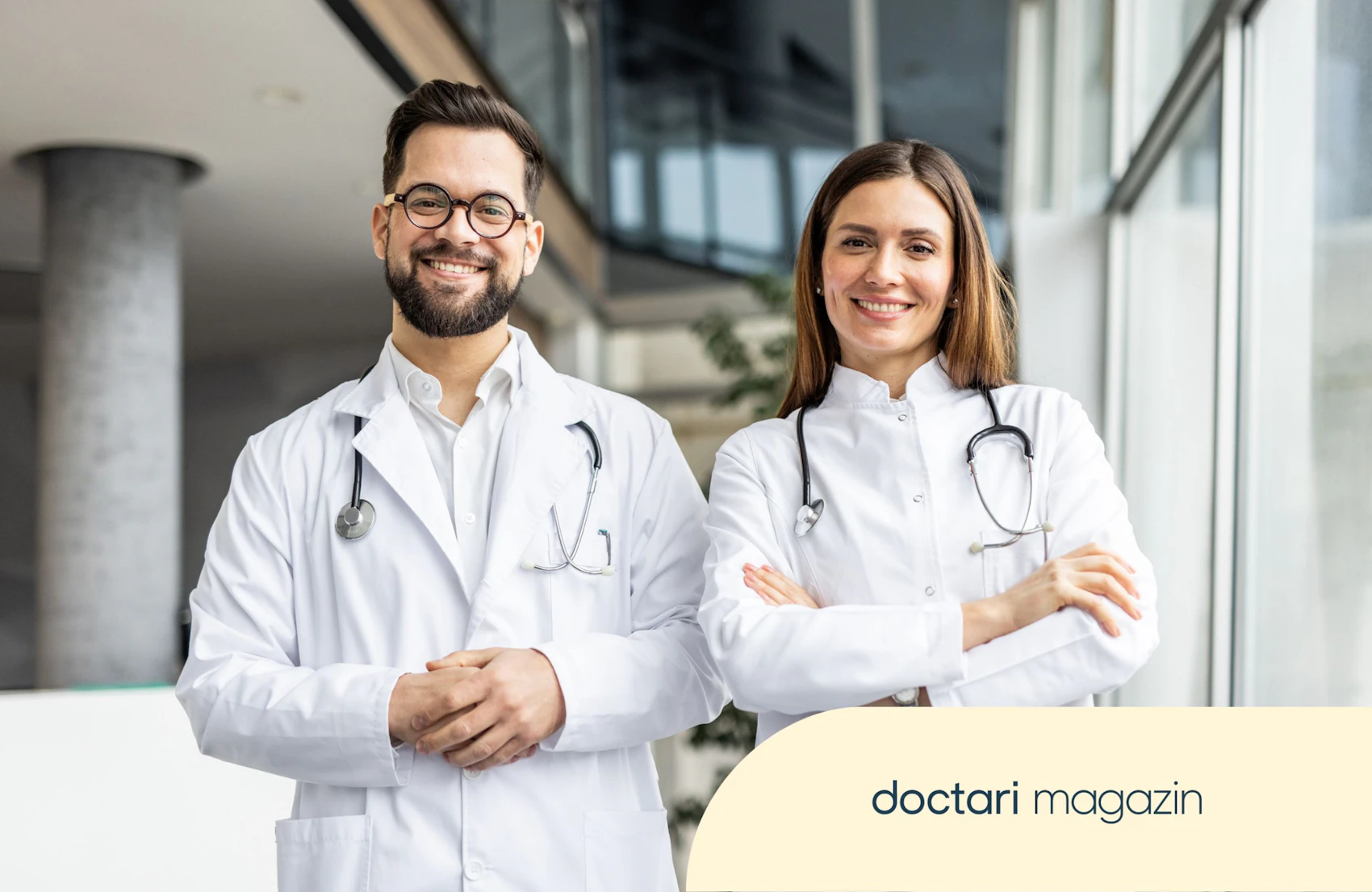 Ein Oberarzt und eine Oberärztin lächeln