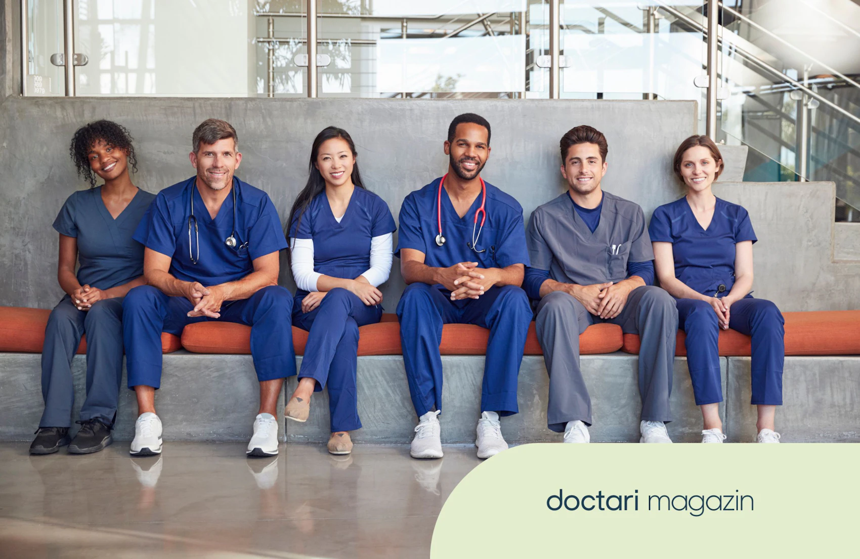 Eine Gruppe von medizinischen Fachkräften sitzt in der Halle