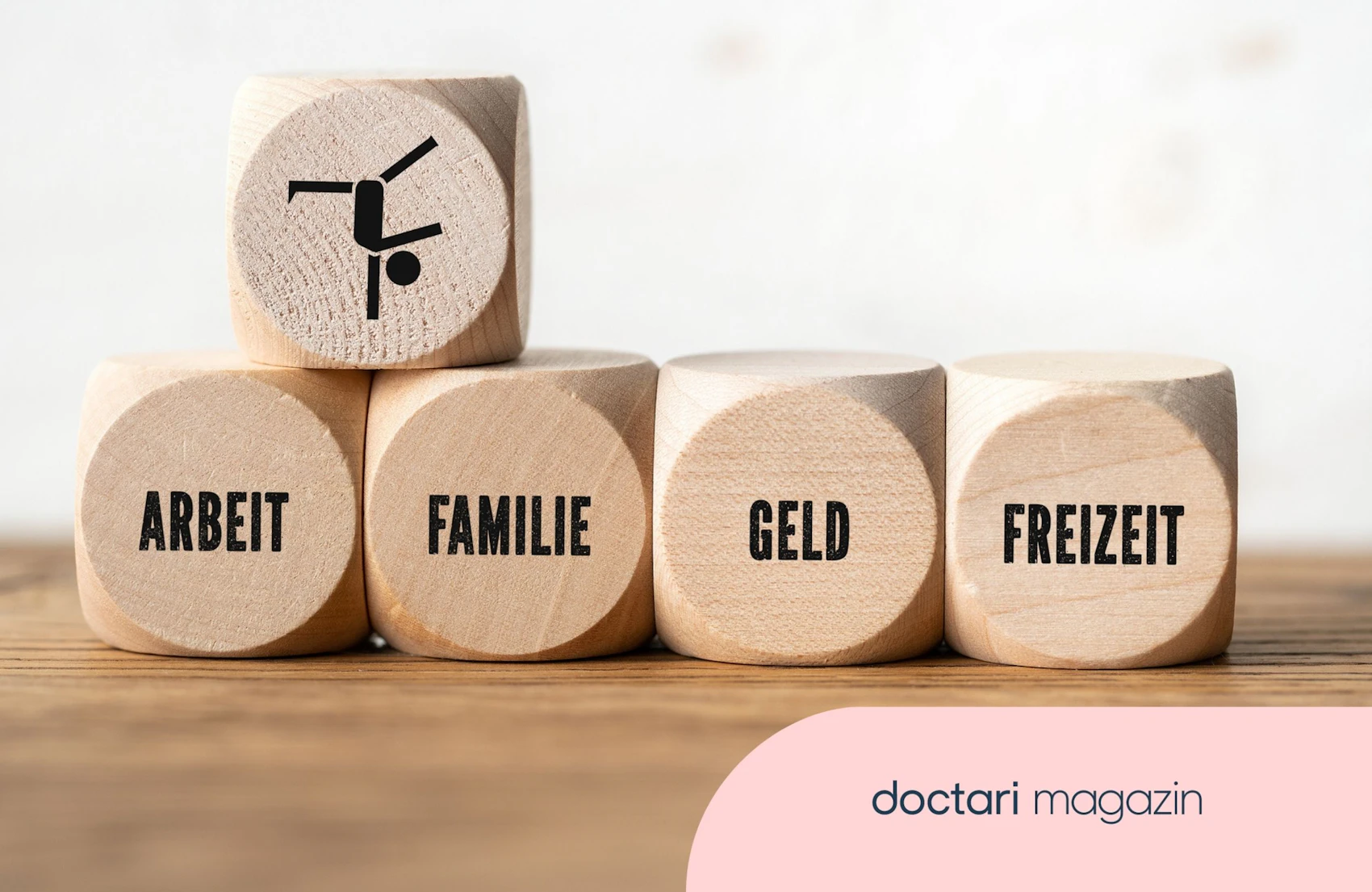 Würfel symbolisieren die Lebensbereiche Arbeit, Familie, Geld und Freizeit
