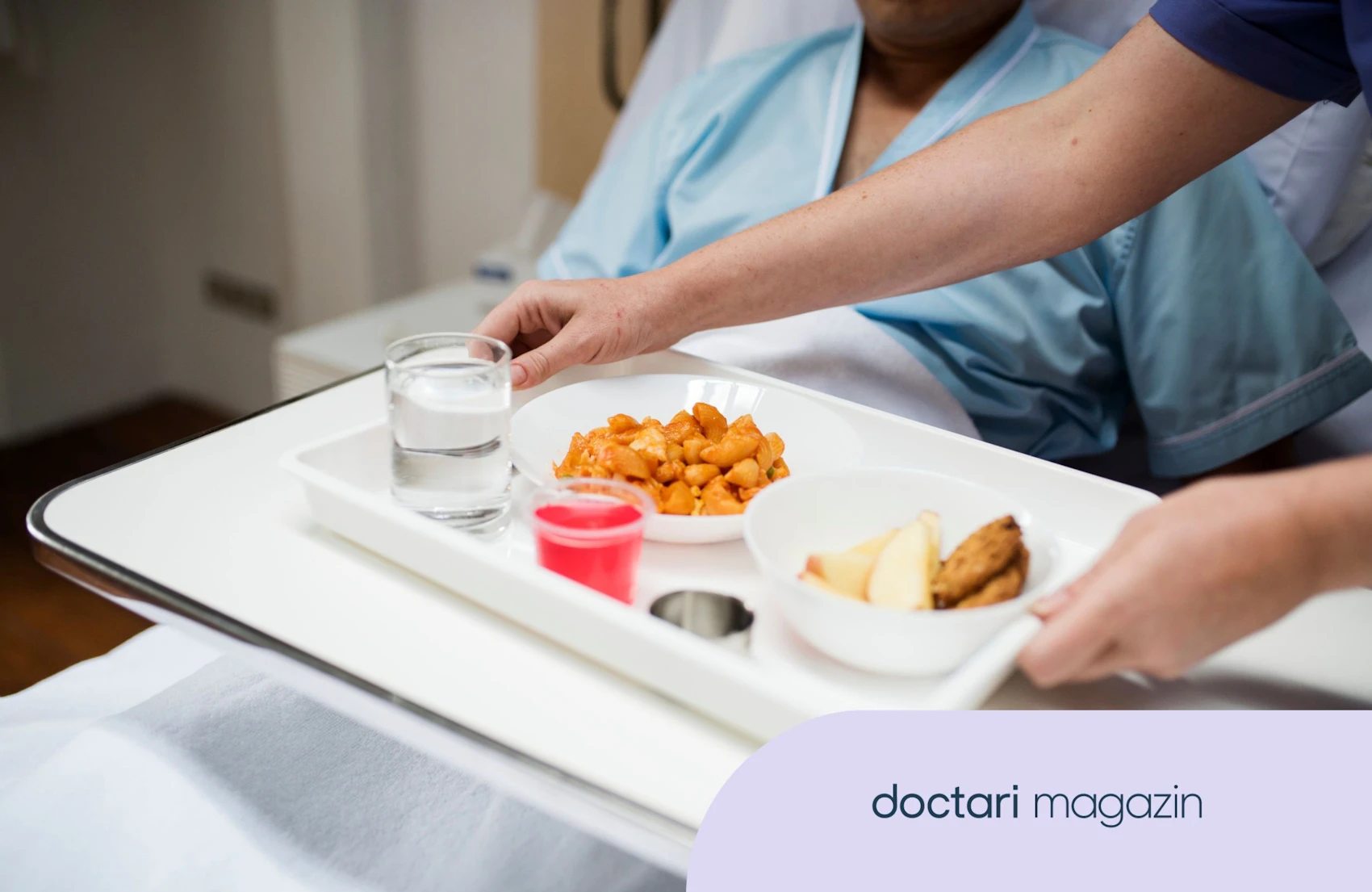 Ein Patient bekommt am Bett sein Essen serviert