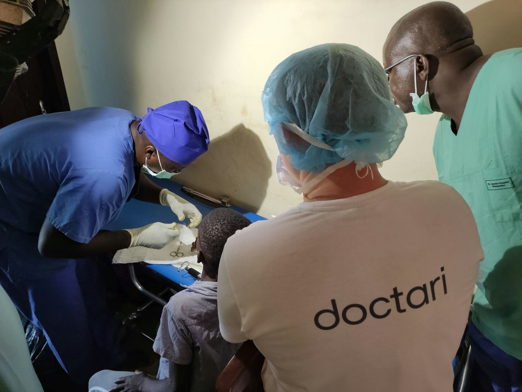 Ein Jugendlicher in Afrika wird gerade operiert. Mit dabei eine Fachkraft von doctari