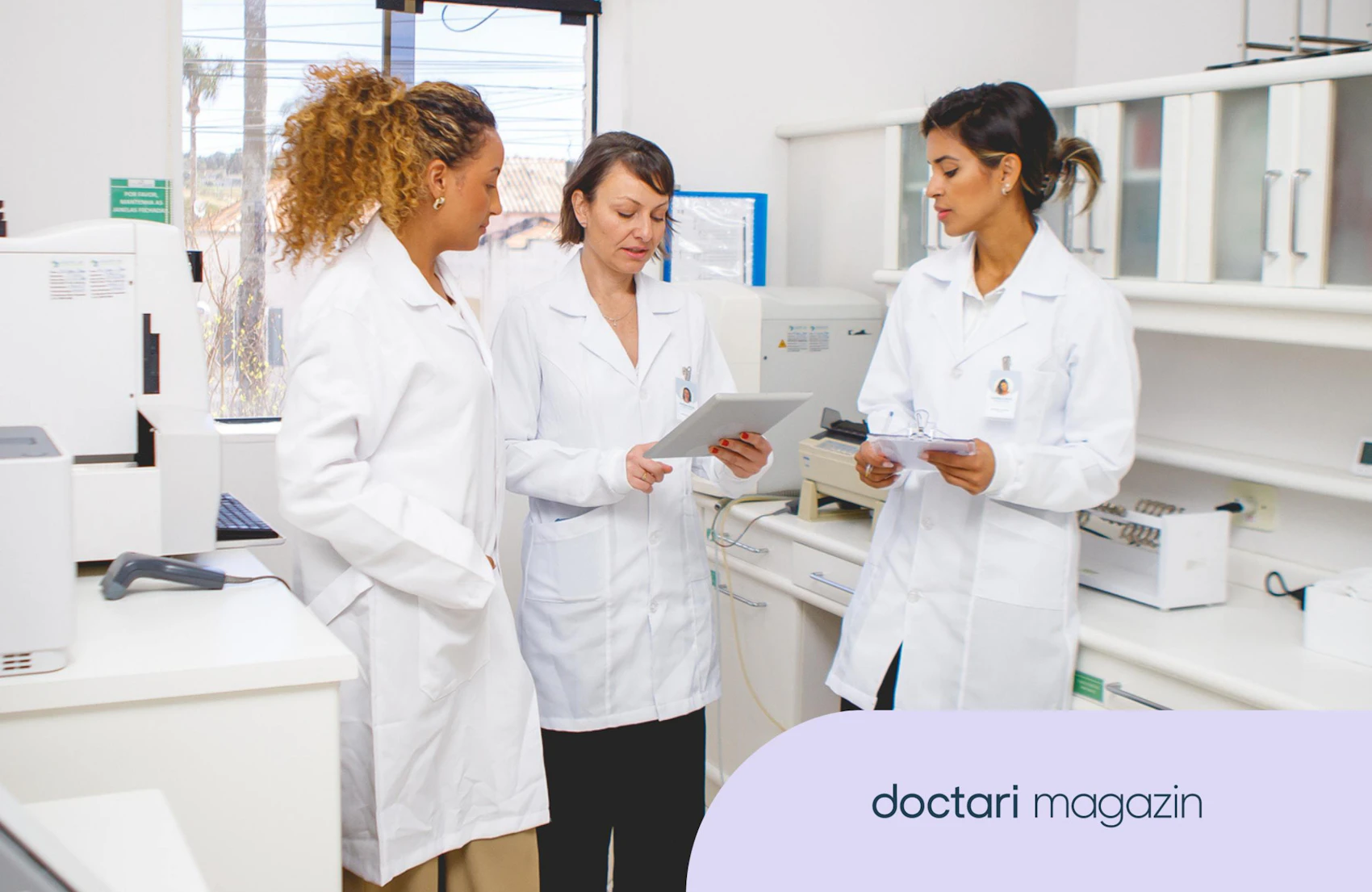Drei Medizinerinnen besprechen Arbeitssicherheit in der Klinik