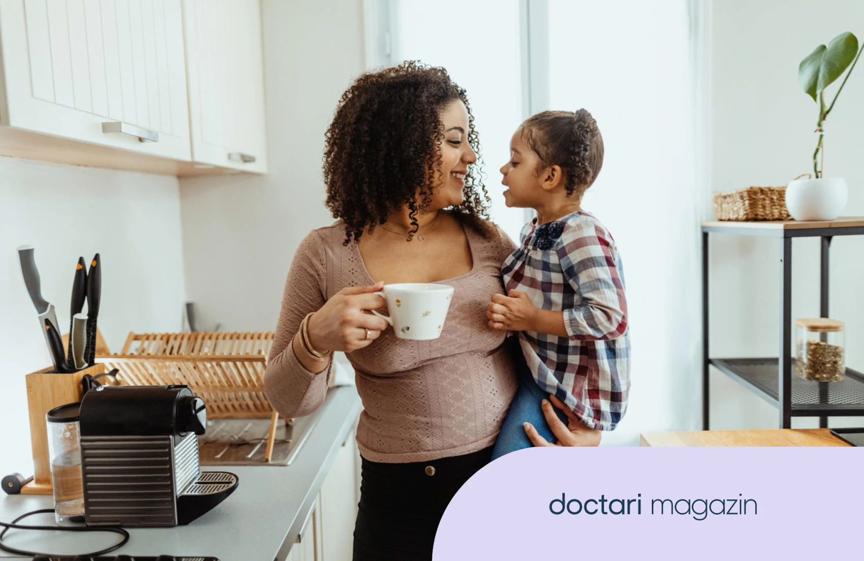 Eine Mutter entspannt mit Kaffee und Kind auf dem Arm