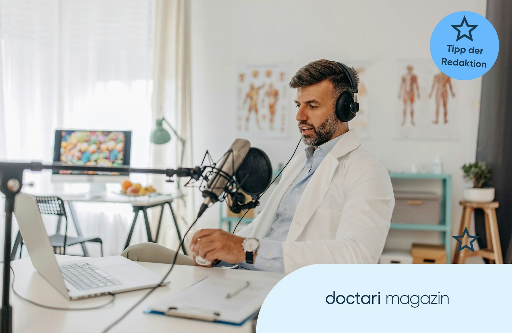 Ein Arzt nimmt in seiner Praxis einen Podcast auf.