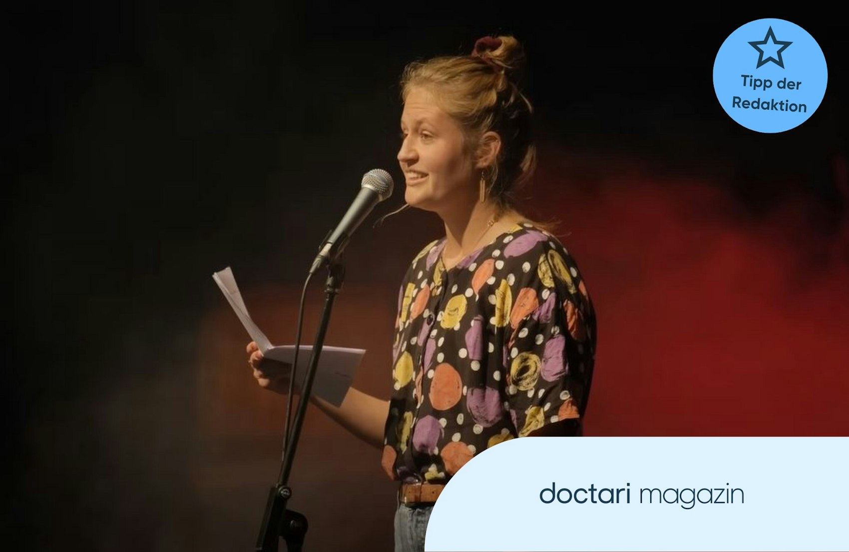 Krankenschwester Leah Weigand trägt ihr Gedicht "Ungepflegt" vor.