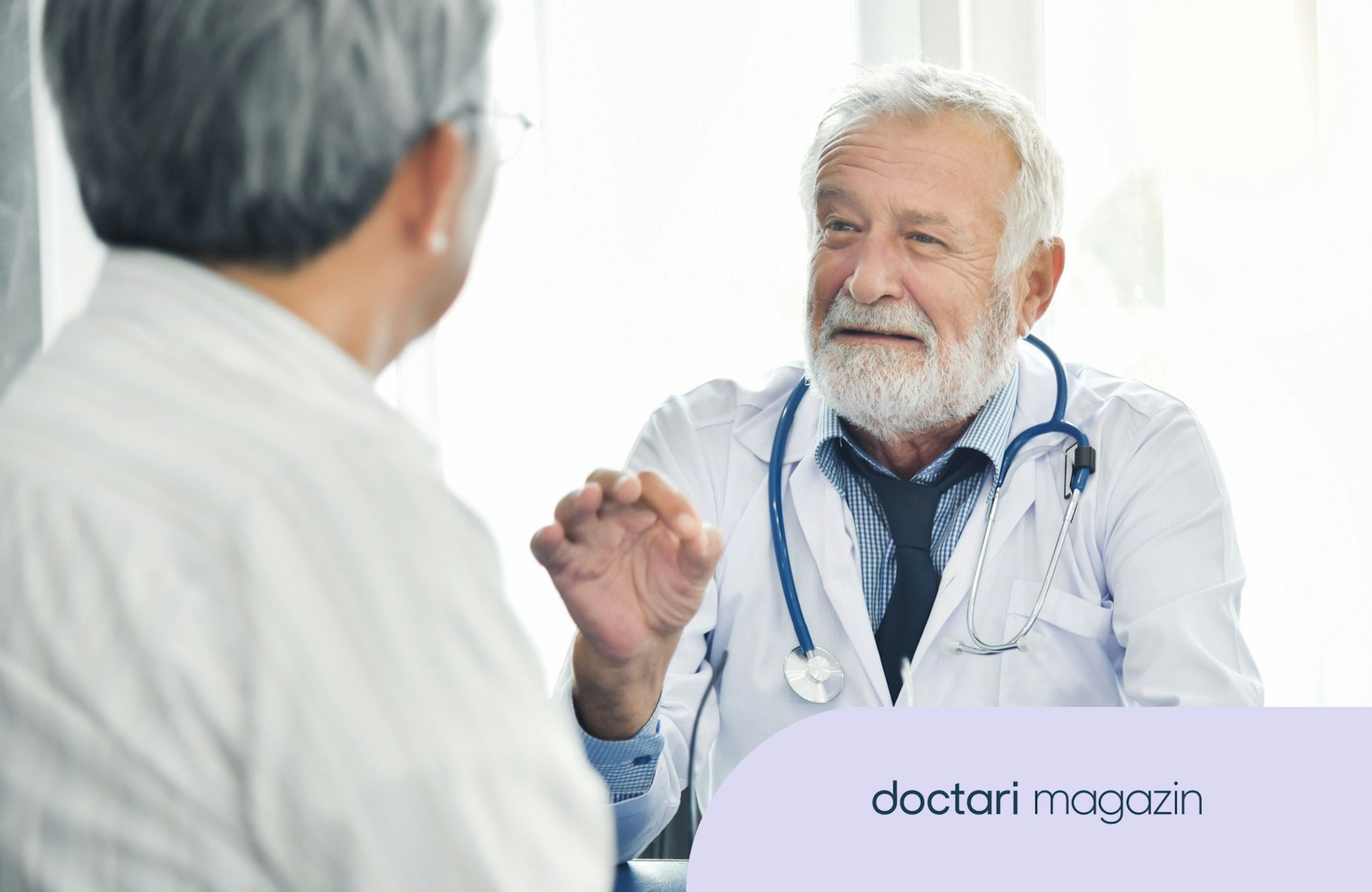 Ein älterer Arzt spricht mit einem Patienten.