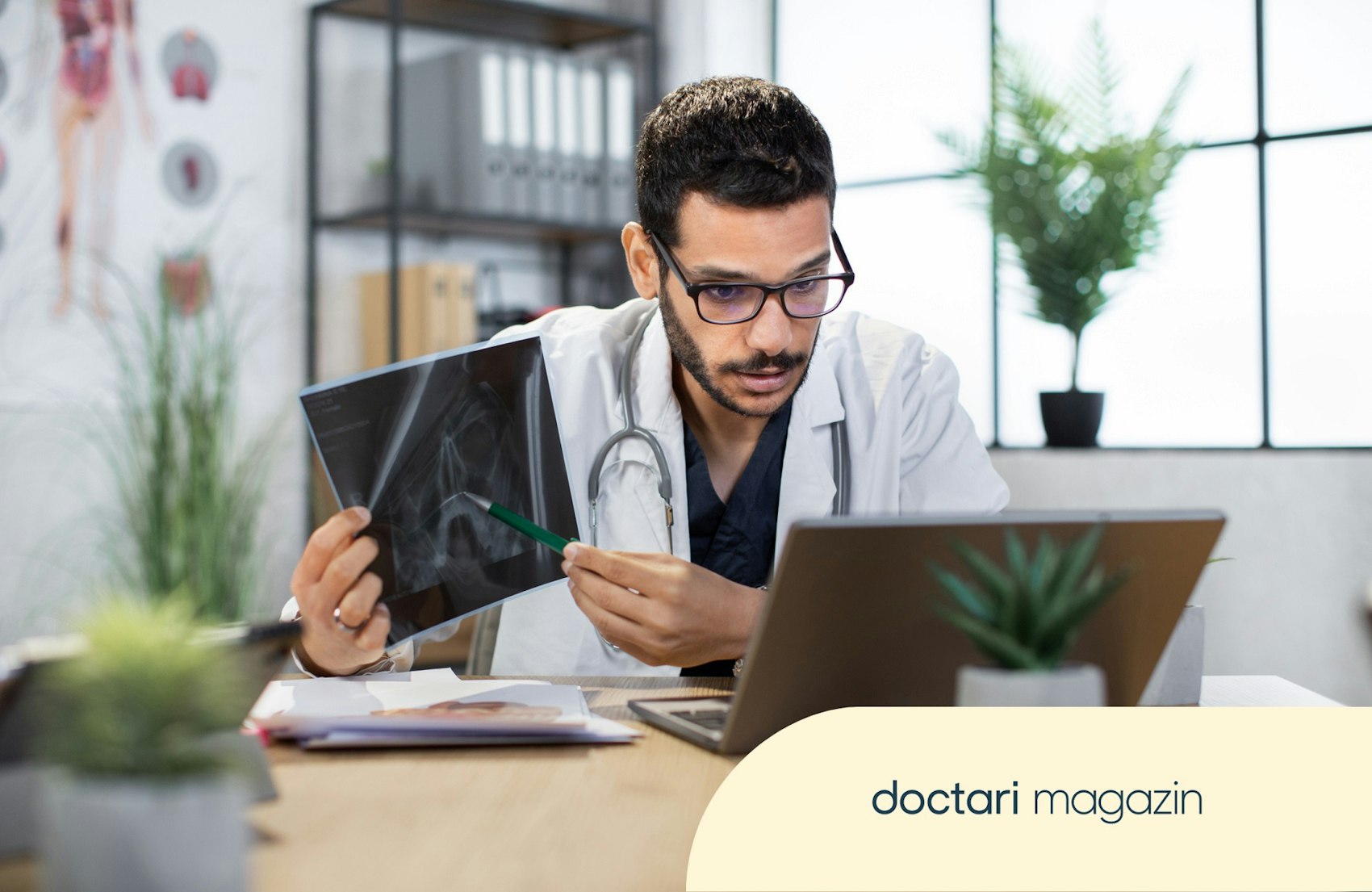 Arzt sitzt vor einem Laptop und erklärt in einem Videocall ein Röntgenbild.