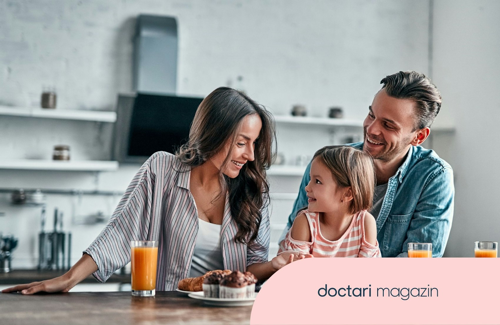 Junge Familie beim Frühstück.