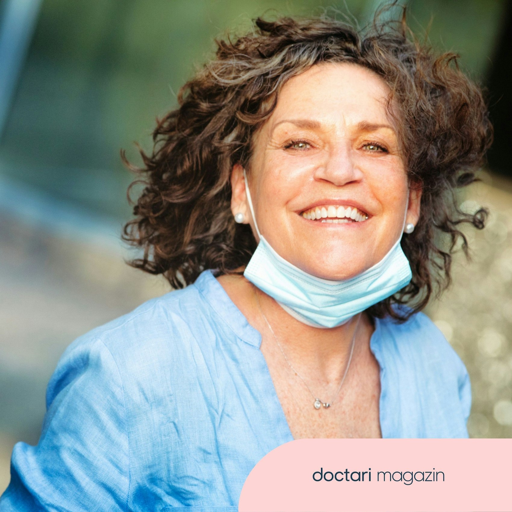 Medizinische Fachkraft lacht in die Kamera.