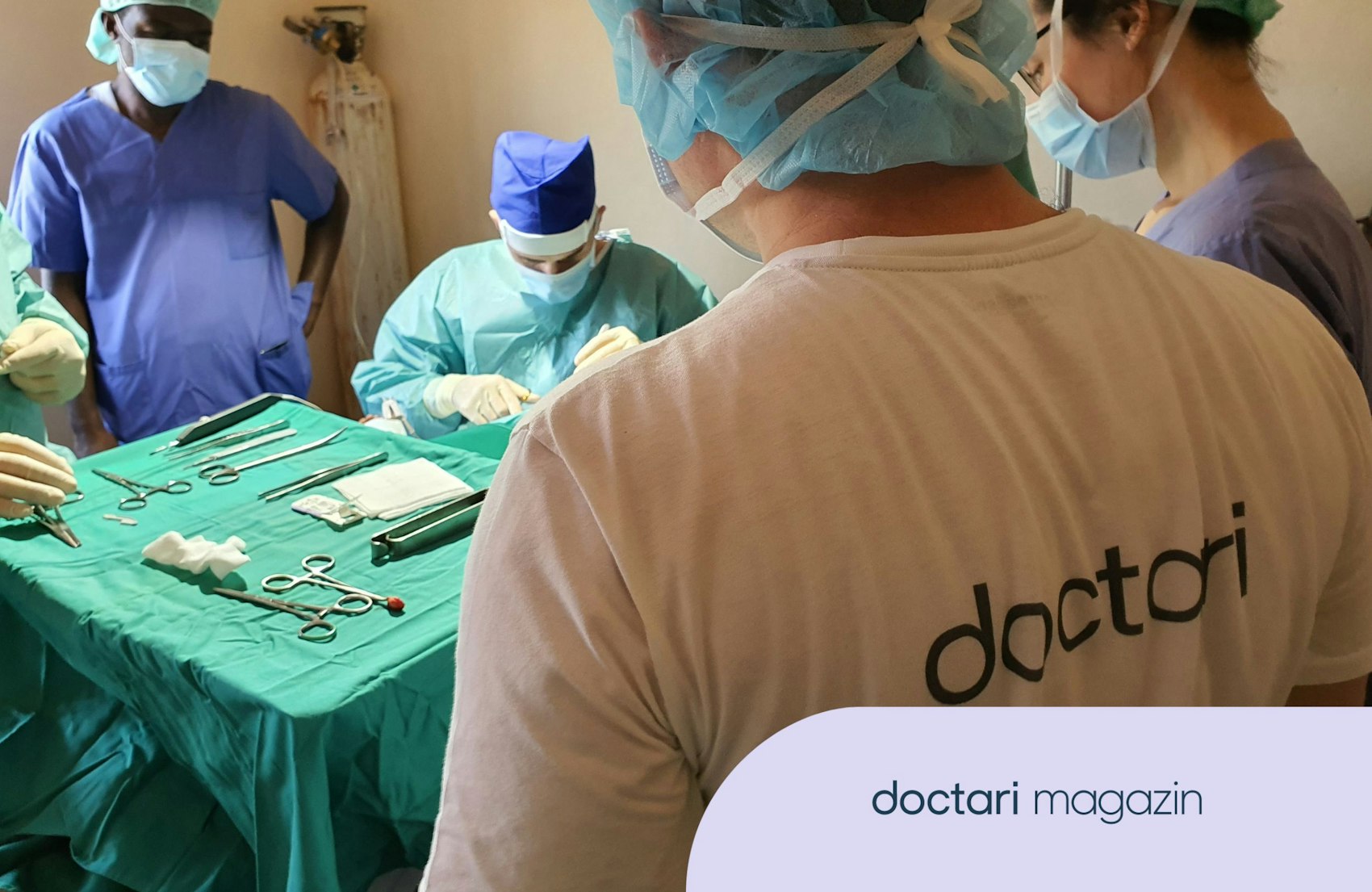 Ein Team von ÄrztInnen und Pflegerkräften in einem provisorischen OP-Saal in Afrika