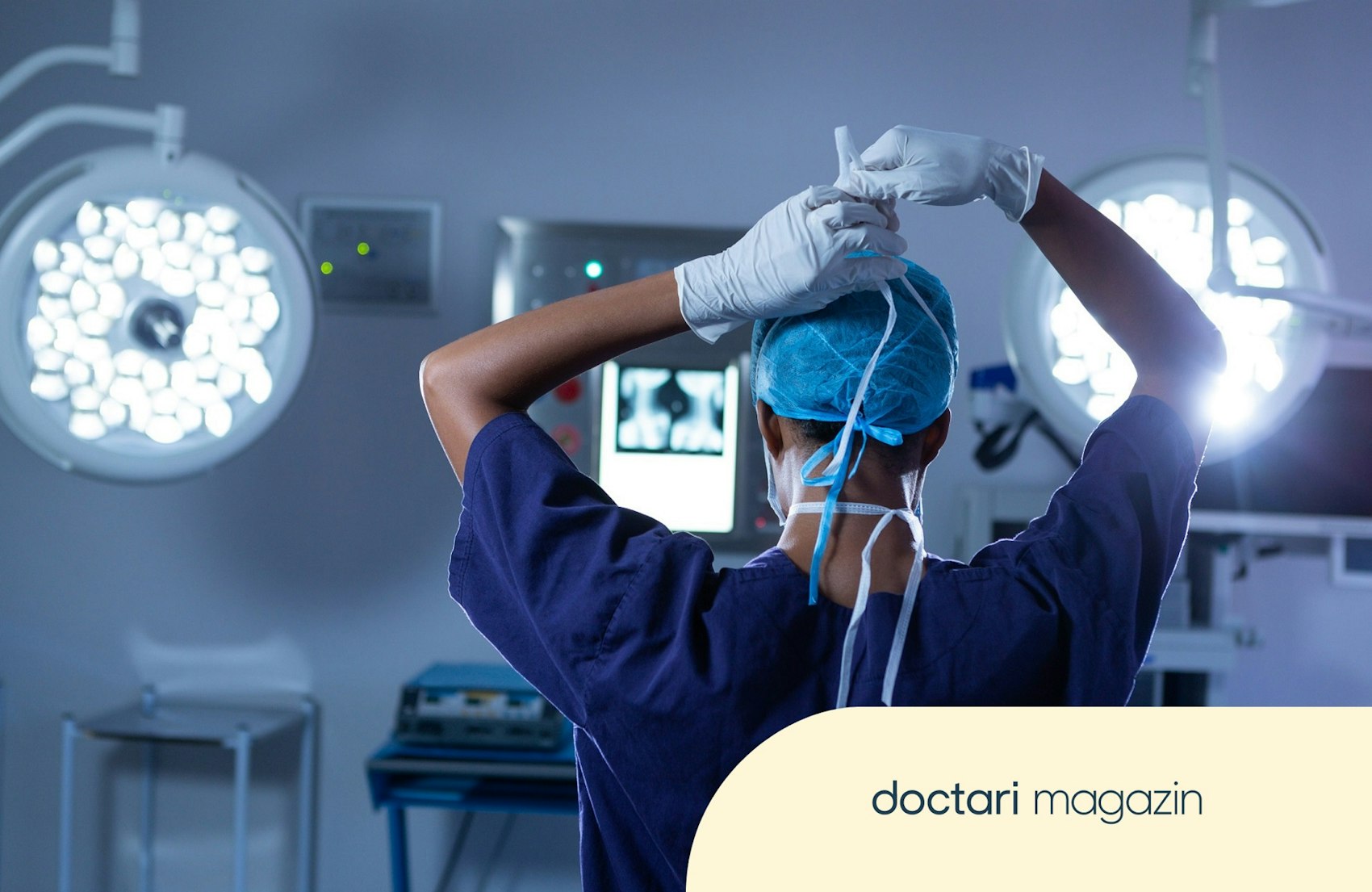 Ein Chirurg steht im OP und legt gerade eine OP-Maske an.