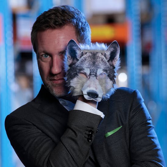 Andre Fahnenbruck mit einer Wolfsmaske als anspielung auf den Reisswolf