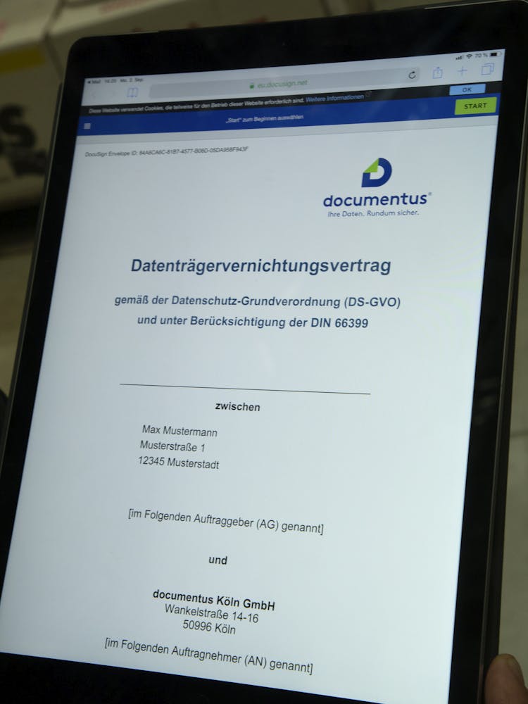 Ipad mit einem Muster-Datenträgervernichtungsvertrag in DocuSign von documentus Köln 